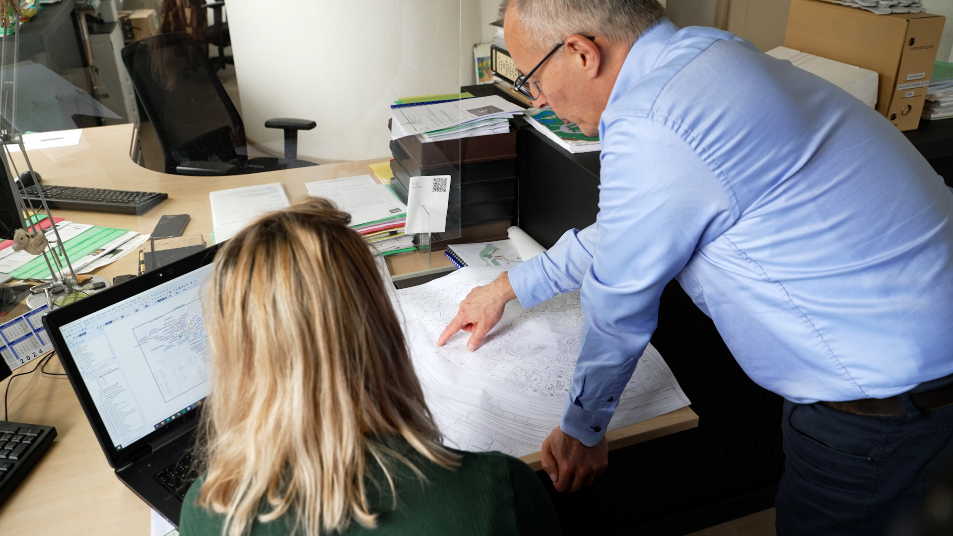 Geokari-kantoor met geotechnische data op het scherm